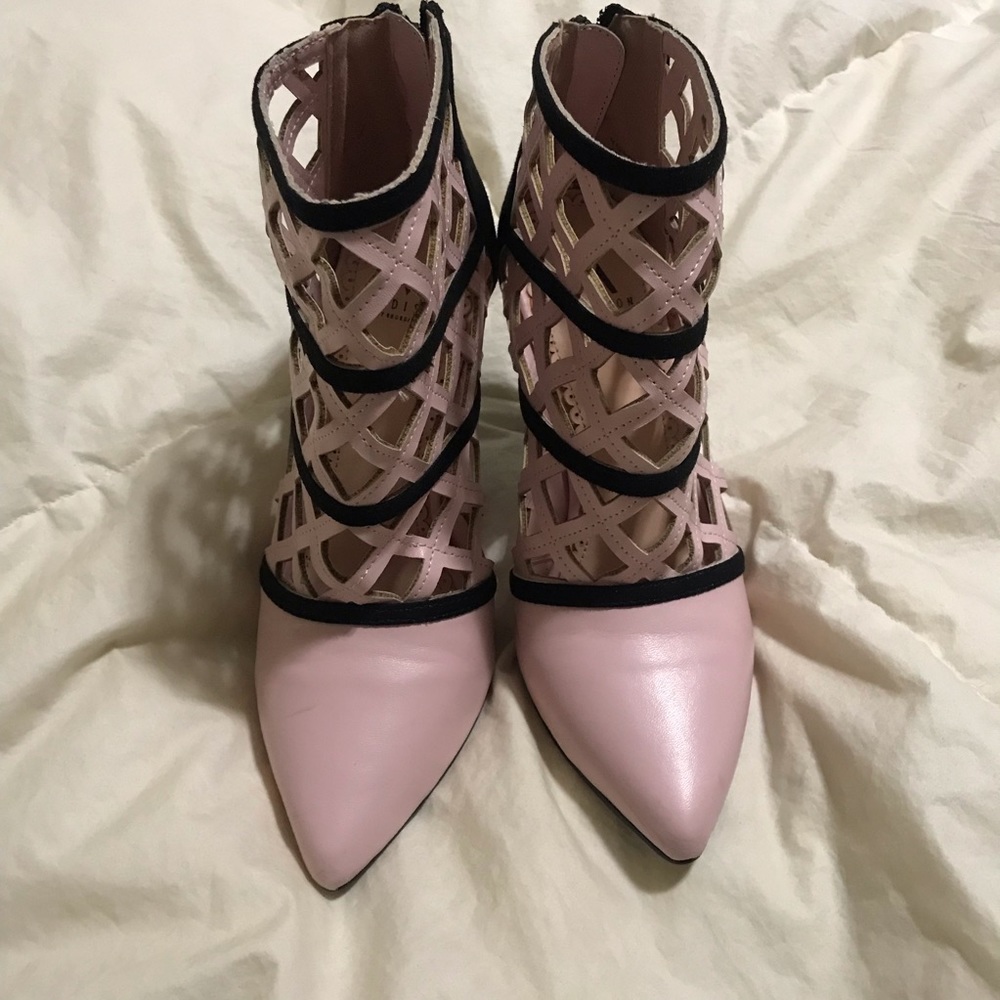 Madison by shoe dazzle “Vgrette” ankle sz boots w/zipper & cut-out design, NWOT